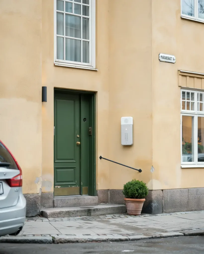porttelefon installerad i flerbostadshus i mariaberget s dermalm